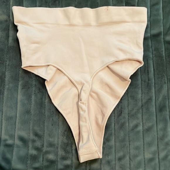 SKIMS SEAMLESS SCULPT MID WAIST THONG - Picture 3 of 9